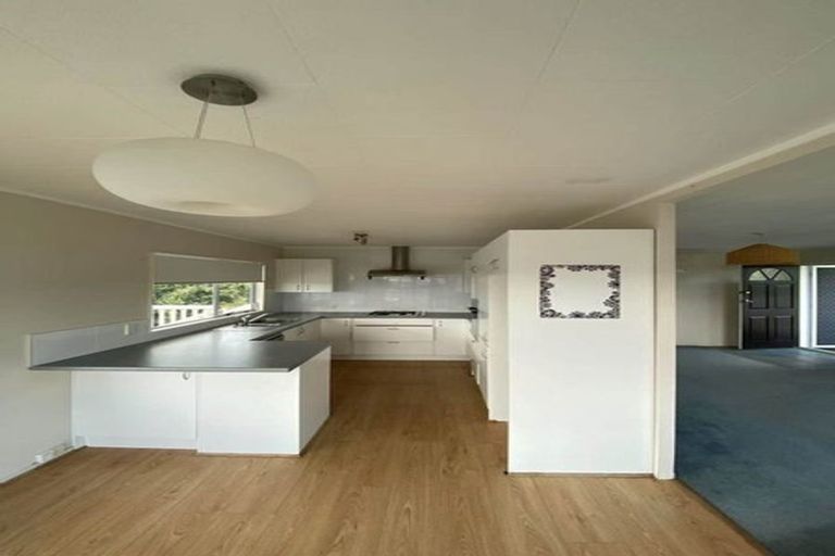 Photo of property in 14 Wren Place, Unsworth Heights, Auckland, 0632