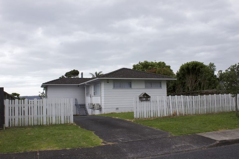Photo of property in 27 Pipitea Place, Massey, Auckland, 0614
