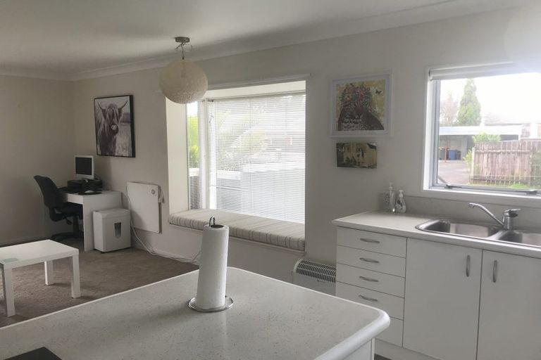 Photo of property in 28 Rewarewa Road, Te Atatu Peninsula, Auckland, 0610