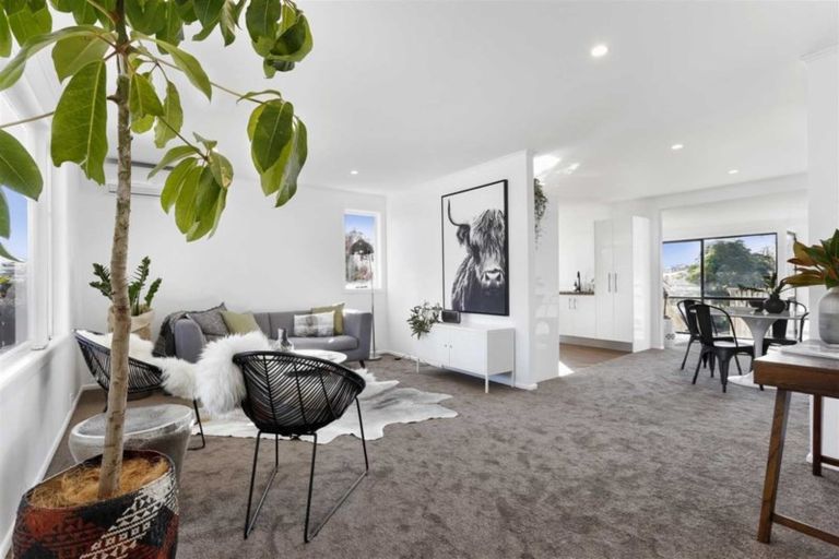 Photo of property in 4 Neil Avenue, Te Atatu Peninsula, Auckland, 0610