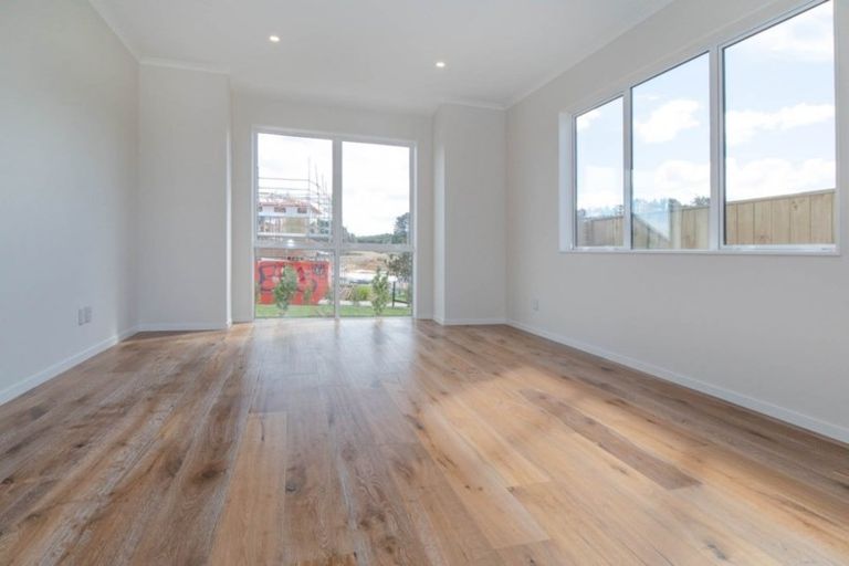 Photo of property in 8 Franheim Crescent, Orewa, 0931