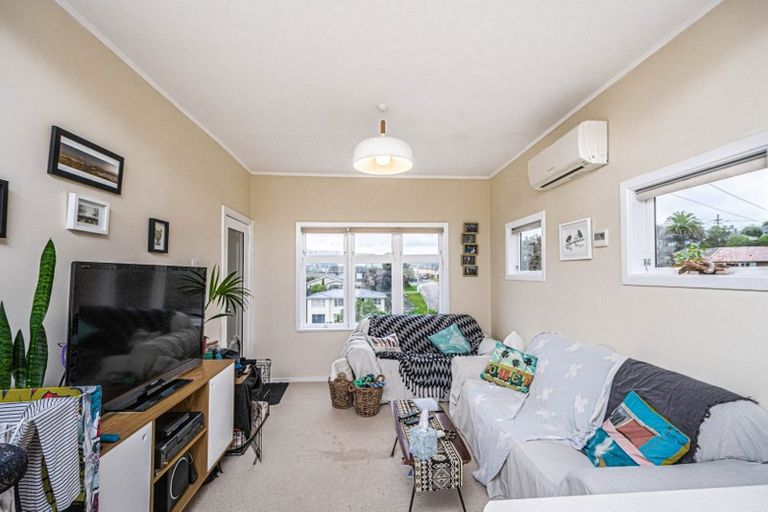 Photo of property in 58 Lincoln Avenue, Tawa, Wellington, 5028