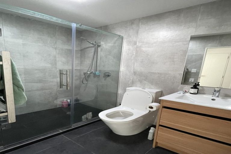 Photo of property in 2/4 Mcquoid Place, Glenfield, Auckland, 0629