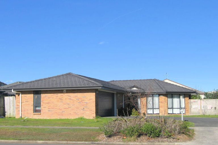 Photo of property in 98 Moyrus Crescent, East Tamaki Heights, Auckland, 2016