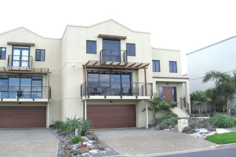 Photo of property in 18 Provence Esplanade, Te Atatu Peninsula, Auckland, 0610