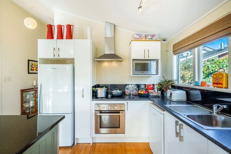 Photo of property in 2/51 Ocean View Road, Hillcrest, Auckland, 0627
