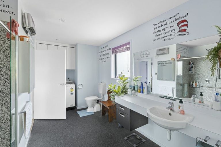 Photo of property in 184 Tukapa Street, Westown, New Plymouth, 4310