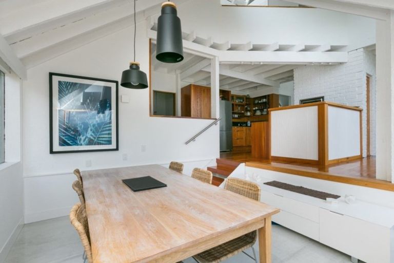 Photo of property in 6 Nakora Road, Karaka Bays, Wellington, 6022