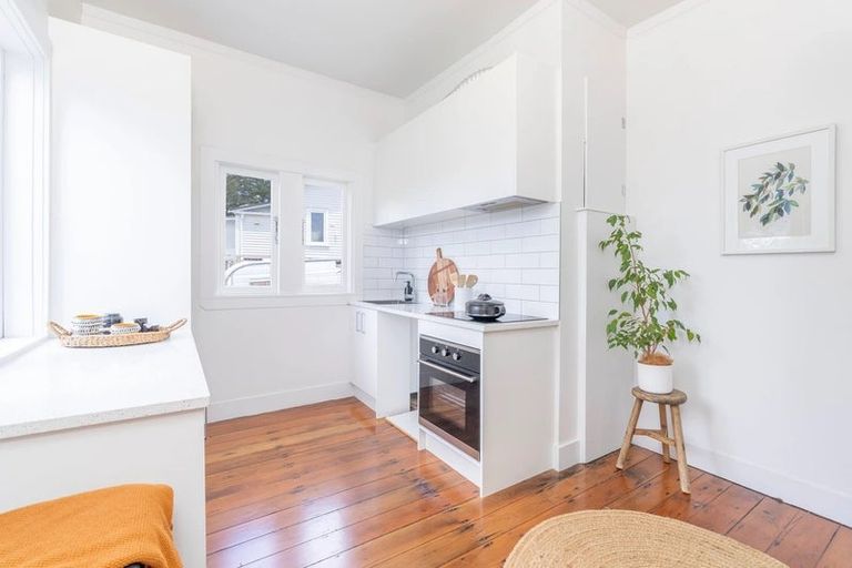 Photo of property in 3 Queen Mary Avenue, New Lynn, Auckland, 0600