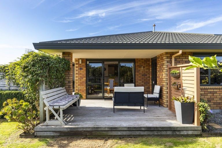 Photo of property in 6 Royal Heights, Glen Avon, New Plymouth, 4312