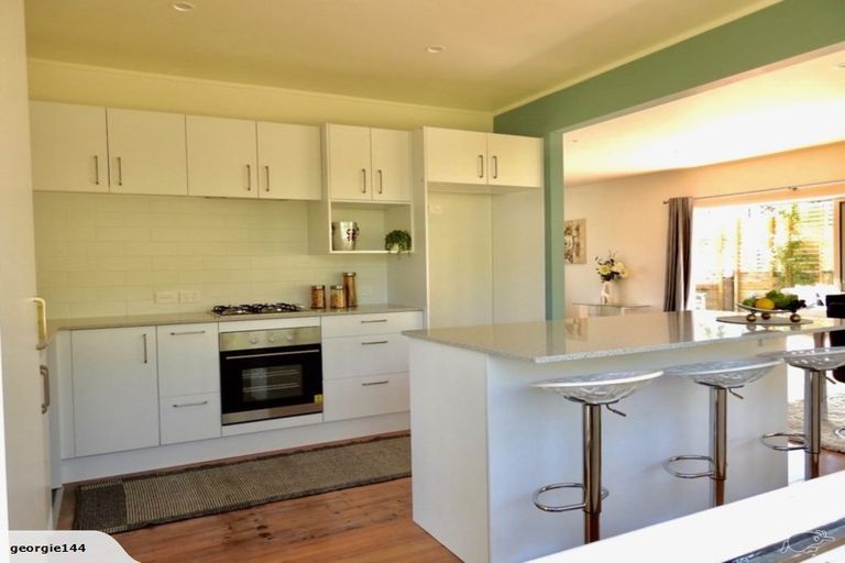 Photo of property in 6 Sheehan Road, Te Atatu South, Auckland, 0610