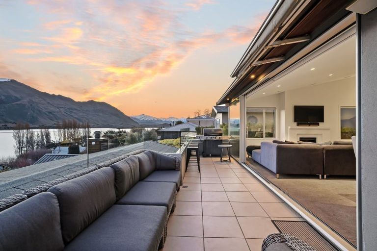 Photo of property in Lakeview Heights, 2/124 Lismore Street, Wanaka, 9305