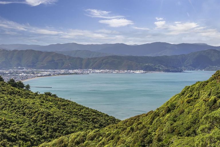 Photo of property in 16b Fernhaven Grove, Newlands, Wellington, 6037