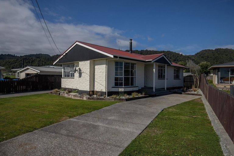 Photo of property in 100 Domett Esplanade, Cobden, Greymouth, 7802