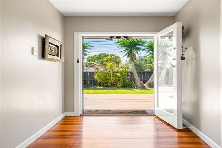 Photo of property in 16 Taikata Road, Te Atatu Peninsula, Auckland, 0610