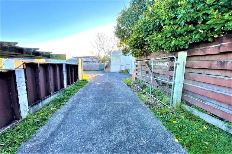 Photo of property in 19 Crompton Road, Massey, Auckland, 0614