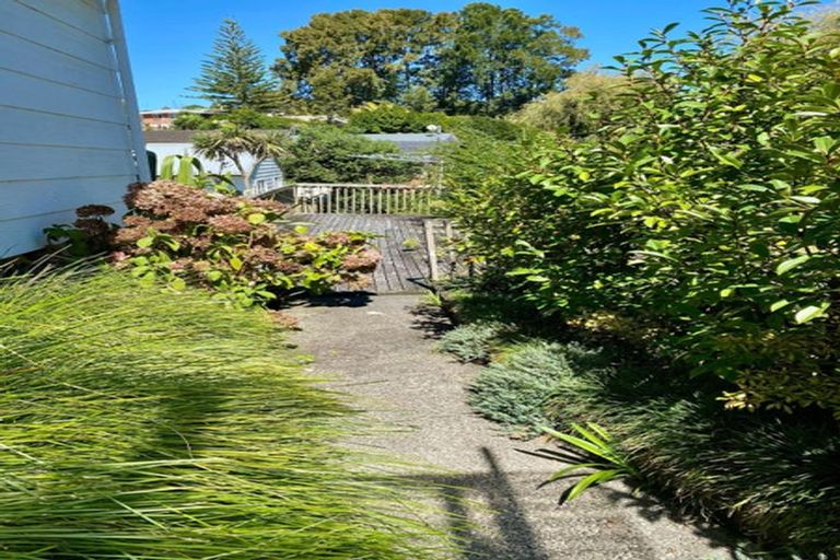 Photo of property in 21 Eskdale Road, Birkdale, Auckland, 0626