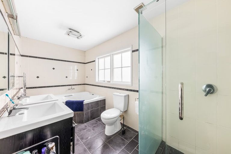 Photo of property in 2 King Richard Place, Browns Bay, Auckland, 0630
