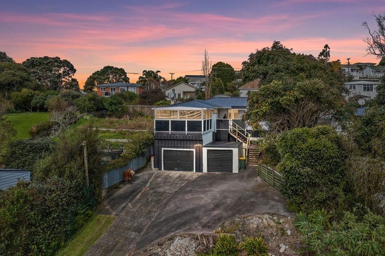 Photo of property in 9 Awaroa Road, Helensville, 0800