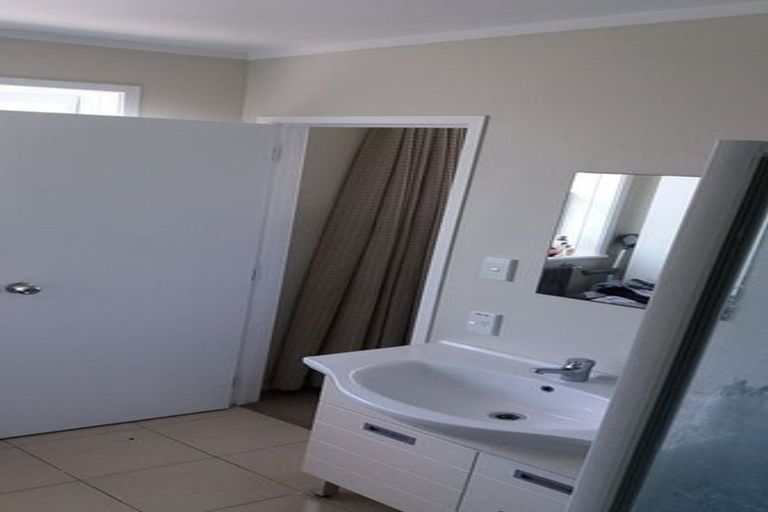 Photo of property in 1/27 Neptune Avenue, Beach Haven, Auckland, 0626