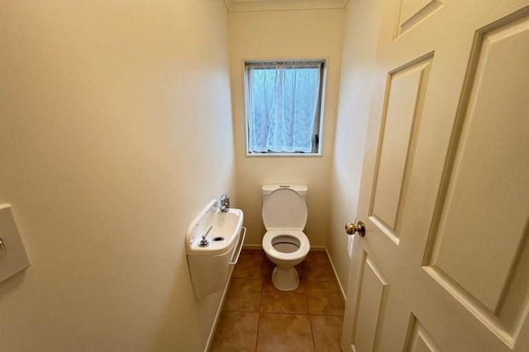 Photo of property in 8 Rosebay Rise, Henderson, Auckland, 0610