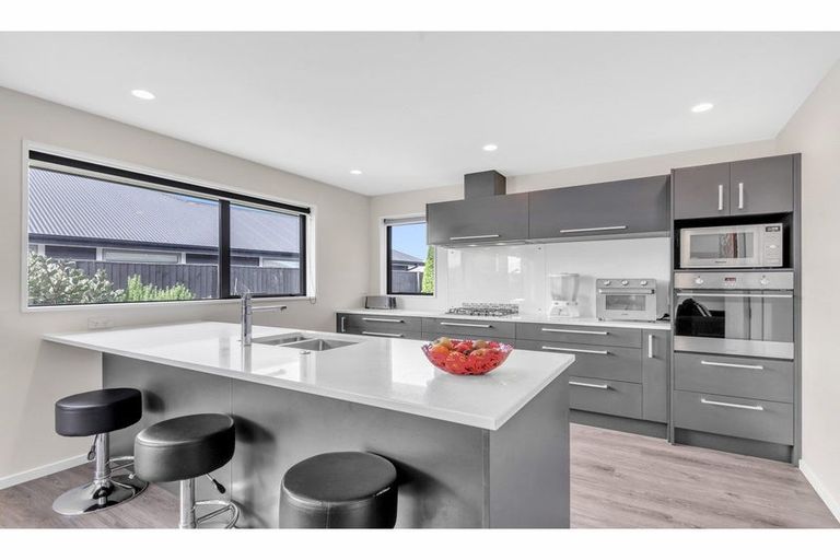 Photo of property in 16 Huntingdon Drive, Rangiora, 7400