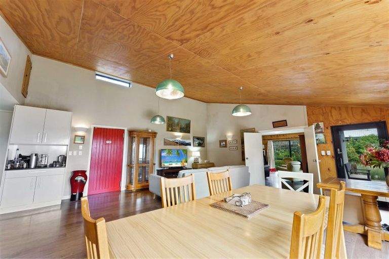 Photo of property in 43 Pehi Kupa Street, Waikanae, 5036