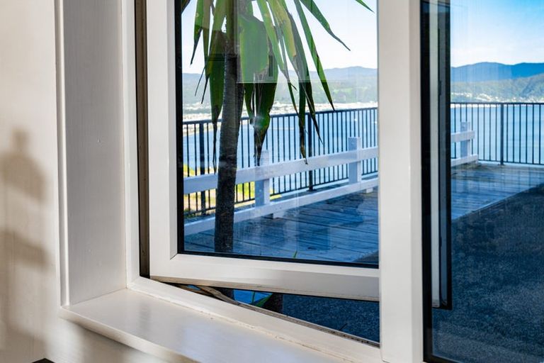 Photo of property in 41a Tamworth Crescent, Newlands, Wellington, 6037