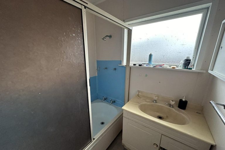 Photo of property in 6 Matthews Road, Wainuiomata, Lower Hutt, 5014