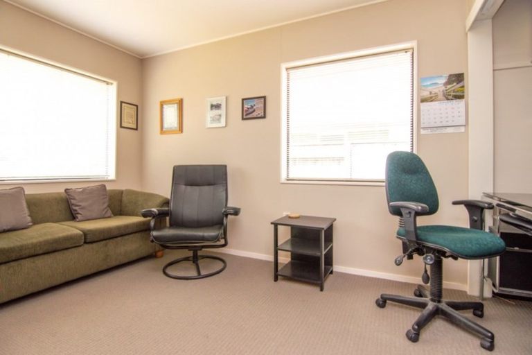 Photo of property in 8 Northbrook Court, Roslyn, Palmerston North, 4414