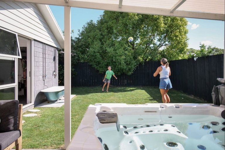 Photo of property in 42 Butterworth Crescent, Papamoa Beach, Papamoa, 3118