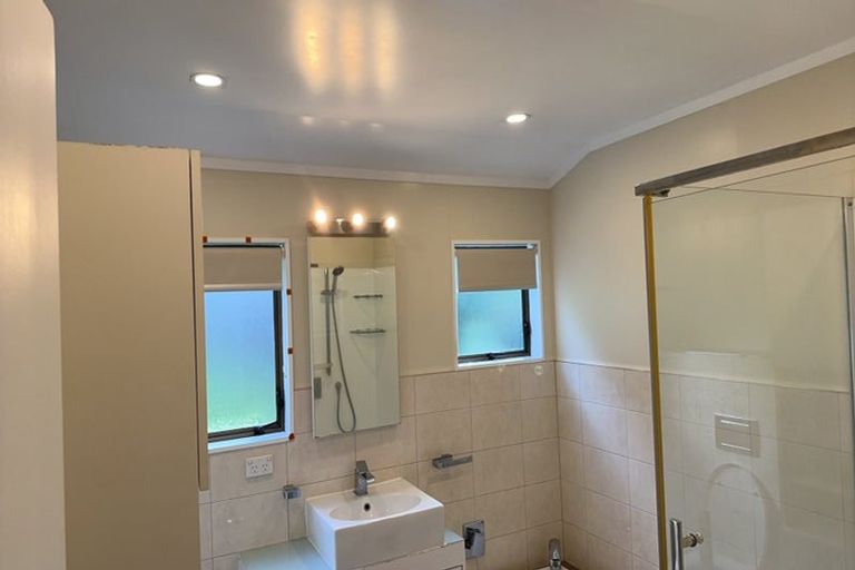 Photo of property in 12 Glenvale Place, Totara Vale, Auckland, 0629