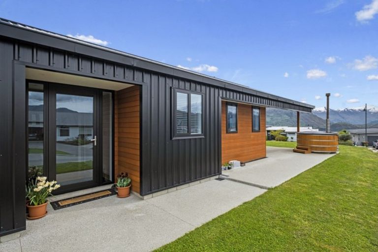 Photo of property in 20 Infinity Drive, Wanaka, 9305