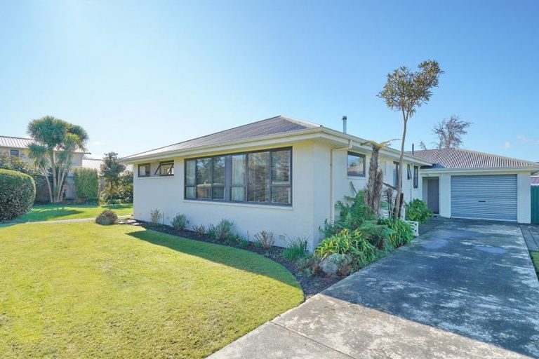 Photo of property in 2 Ward Place, Rangiora, 7400