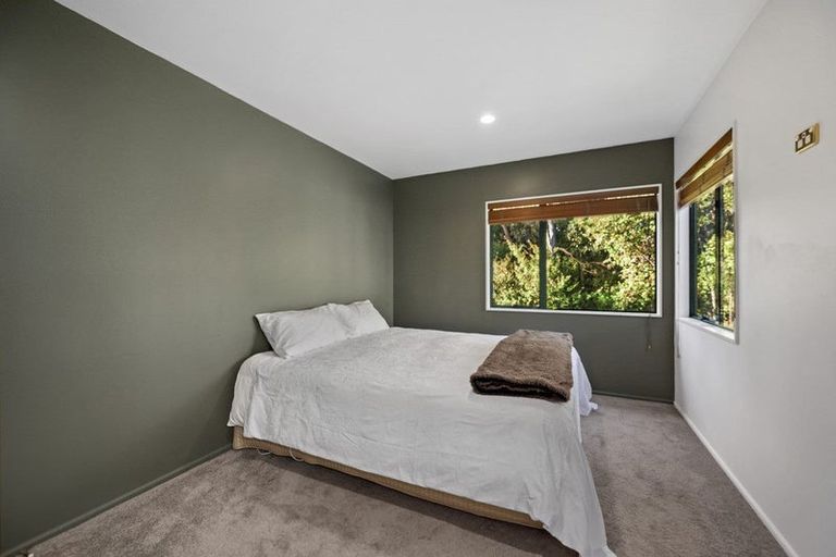 Photo of property in 28 Tyrico Close, Unsworth Heights, Auckland, 0632