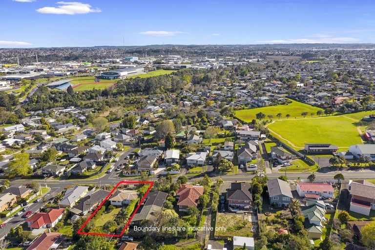 Photo of property in 24 School Road, Te Atatu South, Auckland, 0610