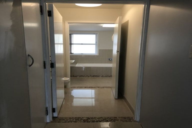 Photo of property in 2/9 College Road, Northcote, Auckland, 0627