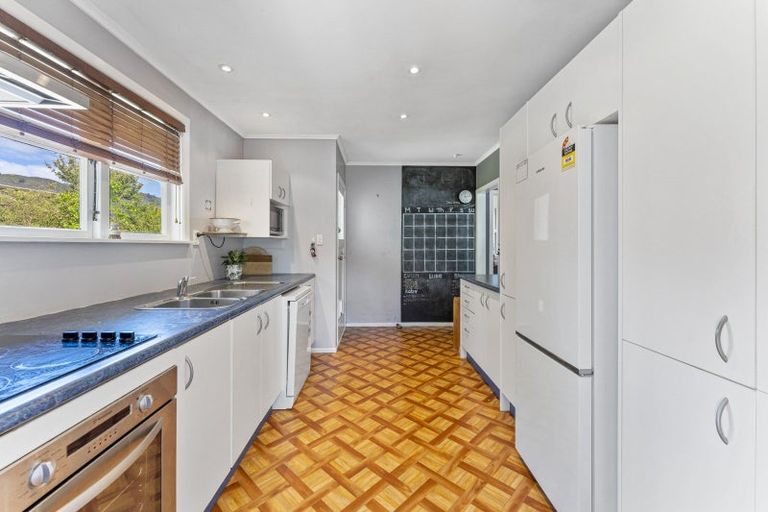 Photo of property in 52 Bird Grove, Stokes Valley, Lower Hutt, 5019