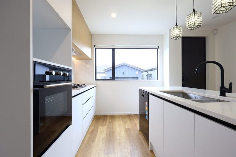 Photo of property in 25 Hutchinson Avenue, New Lynn, Auckland, 0600