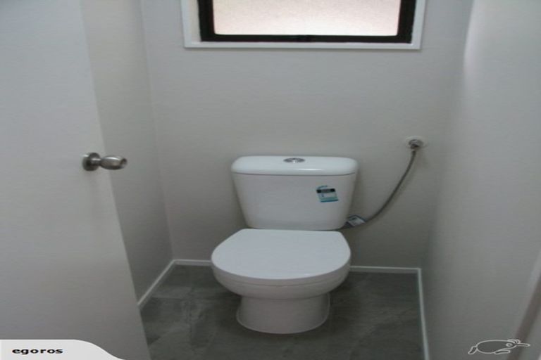 Photo of property in 2/110 Edmonton Road, Henderson, Auckland, 0612