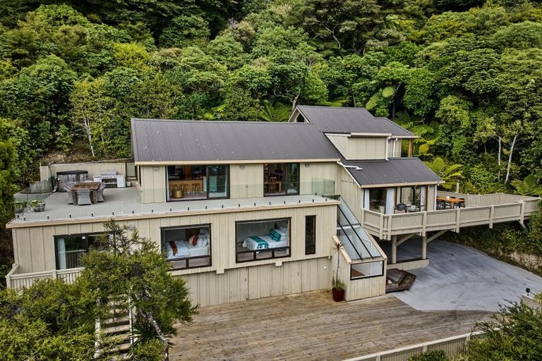 Photo of property in 9 Whiorau Grove, Lowry Bay, Lower Hutt, 5013