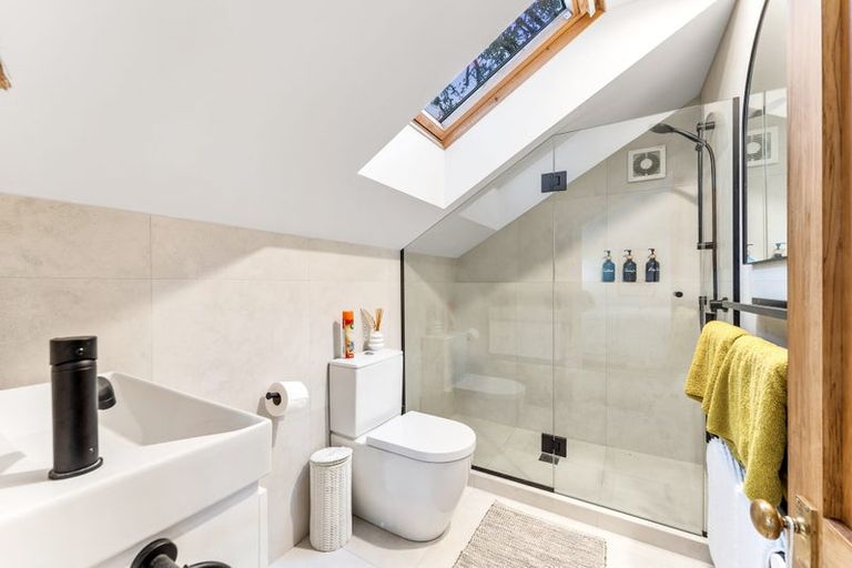 Photo of property in 10 Zita Avenue, Matakatia, Whangaparaoa, 0930