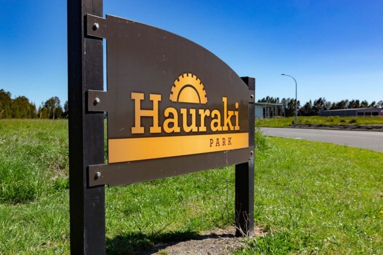Photo of property in 5 Hauraki Crescent, Pinehill, Auckland, 0632