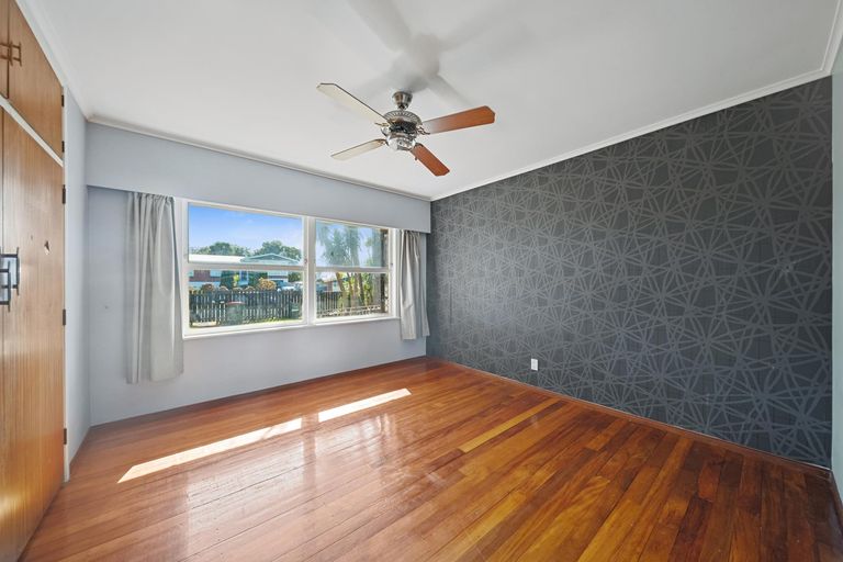 Photo of property in 3 Halberg Street, Glenfield, Auckland, 0629