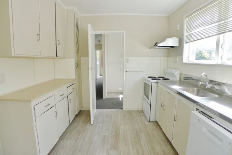 Photo of property in 37 Cheval Drive, Totara Vale, Auckland, 0629