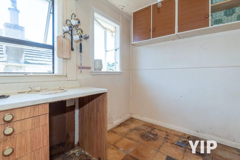 Photo of property in 33 Spenmoor Street, Newlands, Wellington, 6037