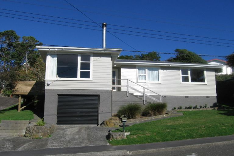 Photo of property in 15 Kahikatea Grove, Paparangi, Wellington, 6037