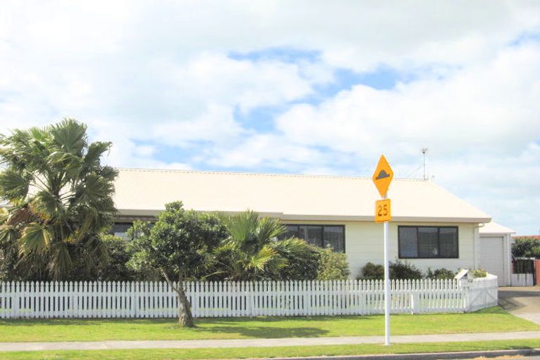 Photo of property in 35 Evans Road, Papamoa Beach, Papamoa, 3118