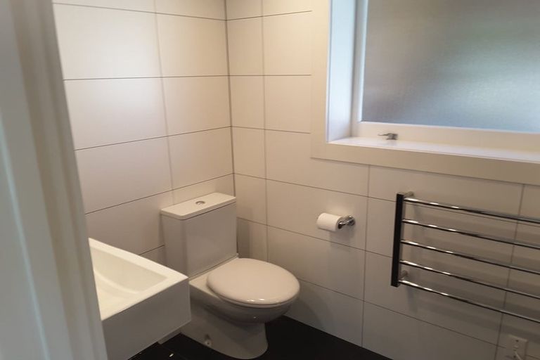 Photo of property in 2/128 Aberdeen Road, Campbells Bay, Auckland, 0620