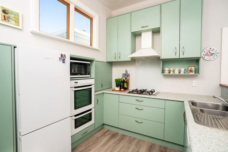 Photo of property in 13 West Road, Northland, Wellington, 6012